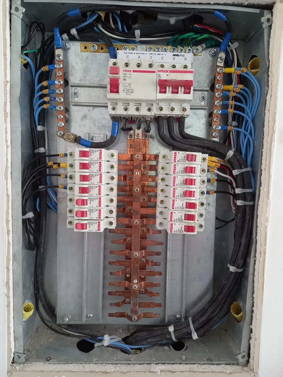 Quadro de distribuição elétrica com barramento de cobre e disjuntores STECK montado pela MCD Soluções Elétricas no RJ