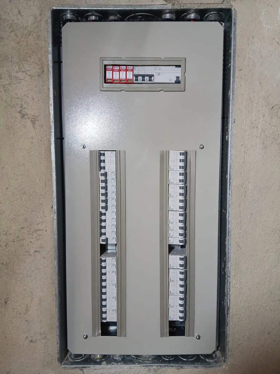 Quadro de distribuição finalizado com disjuntores organizados e tampa instalada pela MCD Soluções Elétricas